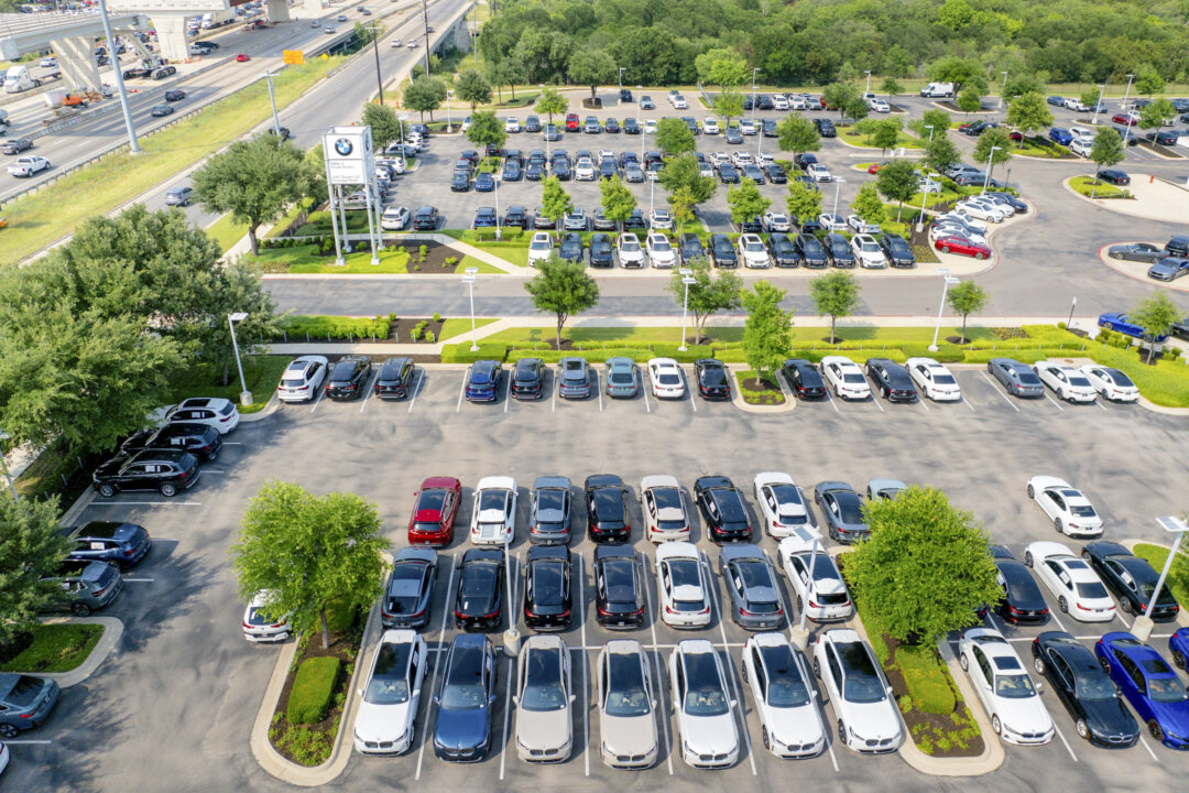 nearly-3-in-10-new-car-trade-ins-are-underwater,-edmunds-finds