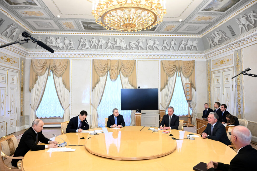 trilateral-ukraine-talks-depend-on-battlefield-situation,-kremlin-aide-says
