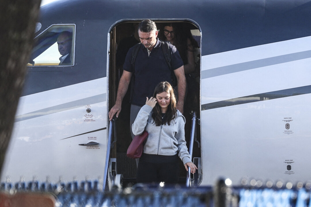 flvio-bolsonaro-lands-in-miami-after-brazil-election-defeat
